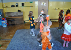 Dzieci tańczą w parach. Ujęcie 1
